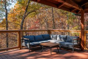 Smoky Summer Escape 3BR Cabin 15 min to Dollywood Hot tub wifi grill deck