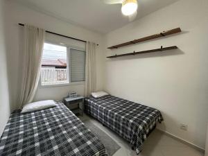 APARTAMENTO BERTIOGA CENTRO - TV, WIFI, Garagem localiza-se em Bertioga, a 10 minutos a pé de Praia da Enseada