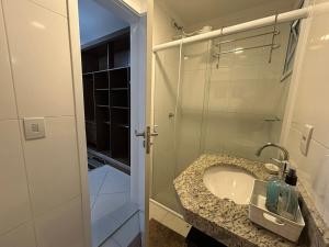 APARTAMENTO BERTIOGA CENTRO - TV, WIFI, Garagem localiza-se em Bertioga, a 10 minutos a pé de Praia da Enseada