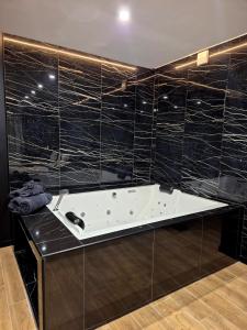 007 Loveroom Secrète Balnéo privée Cinéma 4K