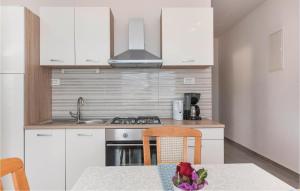 2 Bedroom Stunning Apartment In Rogoznica