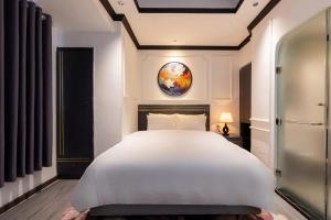 Light Vesper Premium Hotel & Sky Bar