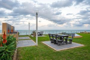 G4 Bermuda Beachfront Bliss-Breaker Views Willards