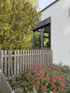 Kubisches freistehendes Ferienhaus mit Blick auf einen Weiher