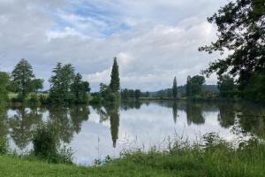 Kubisches freistehendes Ferienhaus mit Blick auf einen Weiher