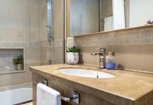 Premium Private Room in Burj Vista Service Apartment