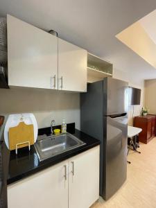 La Maria Rentals - Across SM City, 2 Cozy double size beds with WIFI and Netflix