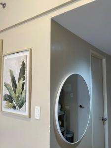 La Maria Rentals - Across SM City, 2 Cozy double size beds with WIFI and Netflix