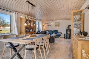 Cozy Holiday Home Near The Water With Space For 5 People