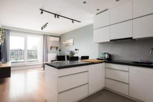 Wola Obozowa Spacious Apartment by BookingHost