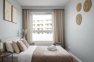 Wola Obozowa Spacious Apartment by BookingHost