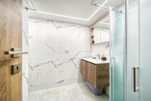 A45 Renovated 2026 Koukaki Gem Near EMST & Metro