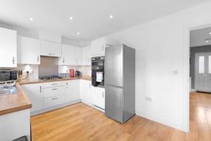 Stylish 3-Bedroom Home with Garden & Parking in Slough