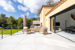 Modern Villa with Heated Pool and Garden