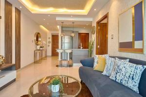 ®{The~Unique~Experience} close to Colonial Zone