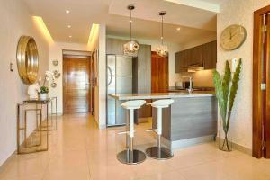 ®{The~Unique~Experience} close to Colonial Zone