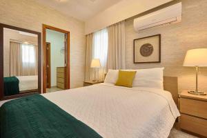 ®{The~Unique~Experience} close to Colonial Zone