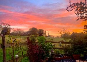 18th Century Cosy Cottage near Stratford Upon Avon