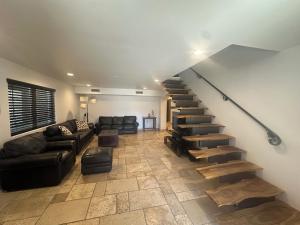 Spacious 5-bedroom farmhouse in Laveen with AC