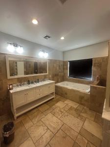 Spacious 5-bedroom farmhouse in Laveen with AC