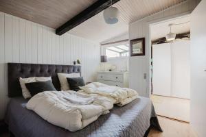 Vacation Home With Sea Views - 200m From Beach