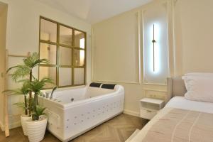 Parisian Chic & Central, Private Jacuzzi Suite