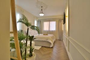Parisian Chic & Central, Private Jacuzzi Suite