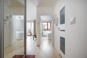 Warszawa Grochów Apartment with Garden by BookingHost