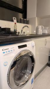 Modern 2-Bed Apartment - 2-Min Walk to Bromley-by-Bow Station - Fast Central London Access