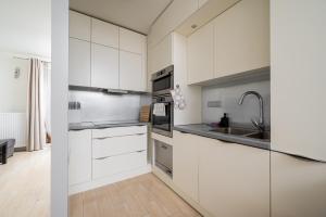 Warszawa Grochów Apartment with Garden by BookingHost