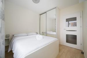 Warszawa Grochów Apartment with Garden by BookingHost