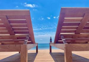 Stunning New Apartment, steps from the beach