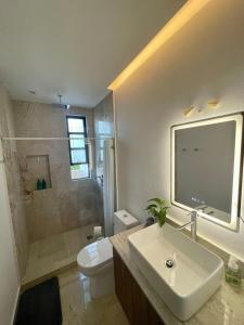 Stunning New Apartment, steps from the beach