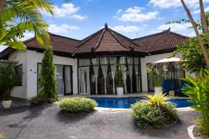 Beatrix Villa Seminyak with Private Pool & Garden