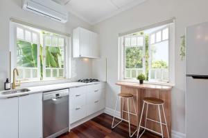 Art Deco with Modern Twist 1Bed-1Bath-1Car-New Farm