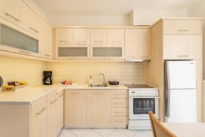 Renovated comfy apartment near Athens Airport