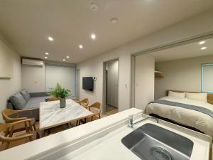 THE SAKAI SUITE by b hotel - New Spacious Apartments