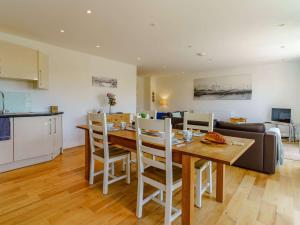 2 Bed in Tenby oc-88738