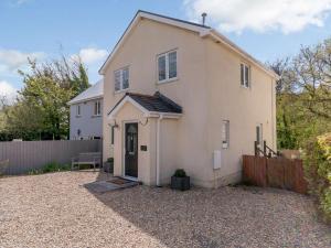 3 Bed in Stepaside oc-fb047