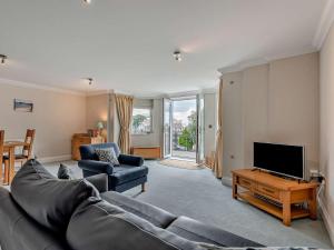 2 Bed in Tenby oc-fb032