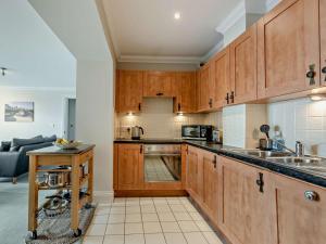 2 Bed in Tenby oc-fb032