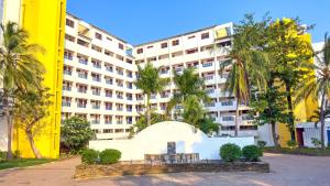 The Chillspot 2 with Beachfront, AC, Restaurant and Gym