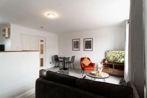 Bright 1 Bed Seaside Apartment - Harbour Views