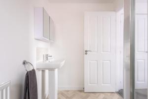 Modern 3 Bed Derby Home with Free Parking