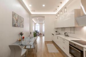 Cozy Luxe Hideaway in Budapests Heart w Bathtub