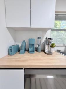 Modern Lux king Suite Just Minutes To Lido Beach and Downtown
