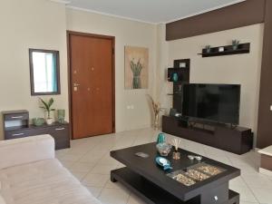 Bright, Spacious & Cozy Acropolis Apartment