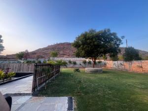 Sukoon Retreat by Ivory Stays,Luxury 3BHK Villa with Pool, Lawn and sunset view near Grishneshwar Temple