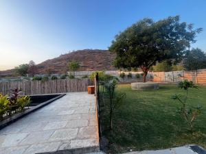 Sukoon Retreat by Ivory Stays,Luxury 3BHK Villa with Pool, Lawn and sunset view near Grishneshwar Temple
