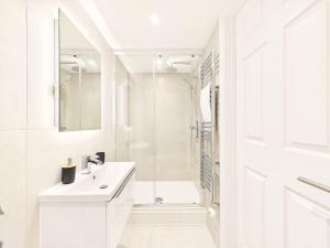 NEW Artisan Flat by Signature Stays - Modern - Spacious